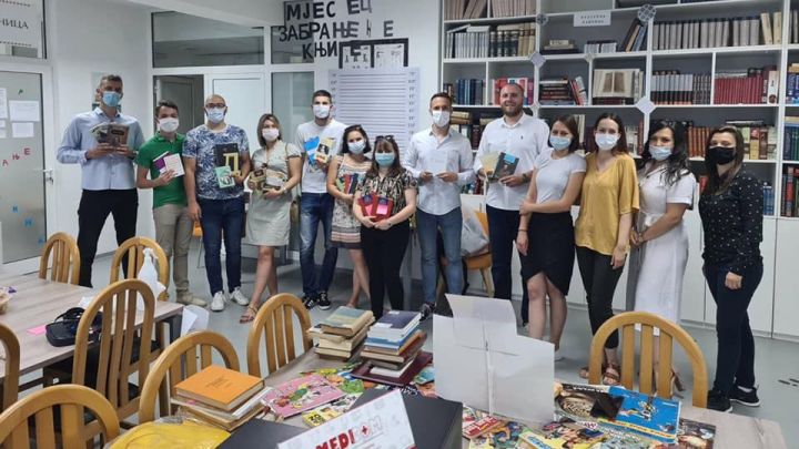 Чланови Студентског парламента поклонили књиге факултетској библиотециbla